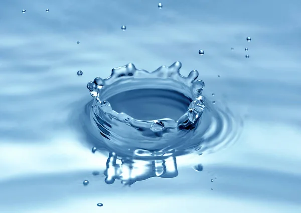 Droplet splash on water surface — Stock Photo, Image