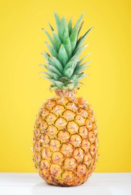 tek ananas izole