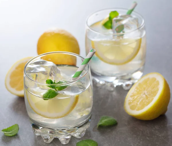 Two glasses of lemonade — Stock Photo, Image