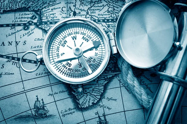 Античный компас, лупа, шпионское стекло на карте — стоковое фото