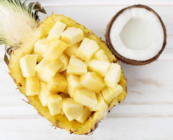 Gehakte ananas met kokos — Stockfoto