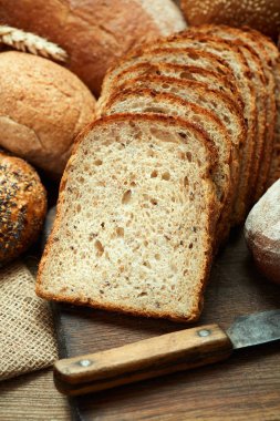 ekmek ahşap arka plan üzerinde çeşitli tür yığını
