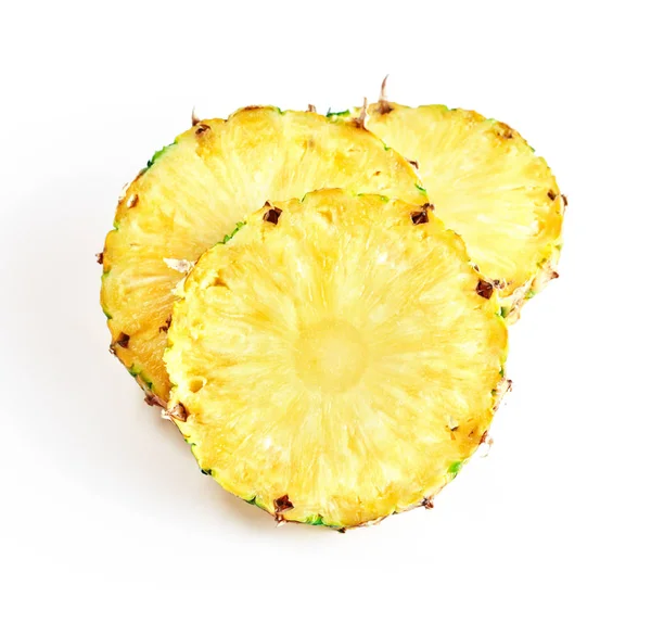 Ananas segmenten geïsoleerd — Stockfoto