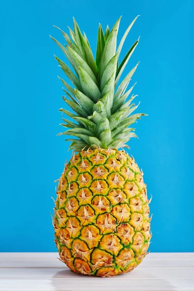 Single pineapple isolated — Stock Photo, Image