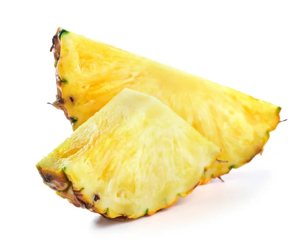 Изолированные кусочки ананаса — стоковое фото