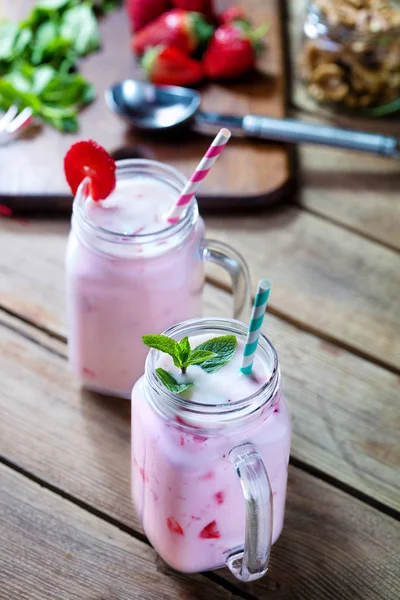 Два стакана йогурта — стоковое фото