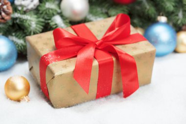 Kar üzerinde Noel hediyesi kutusu