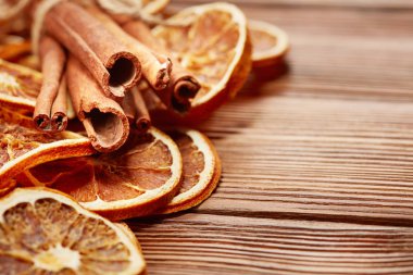 ahşap zemin üzerine tarçın ile Kuru portakal