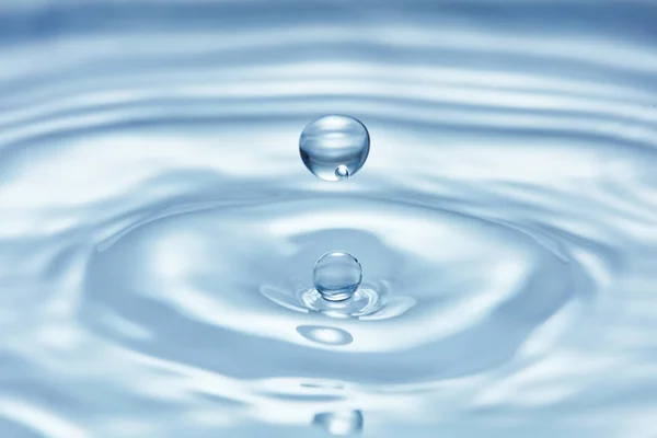 水面上の液滴のスプラッシュ — ストック写真