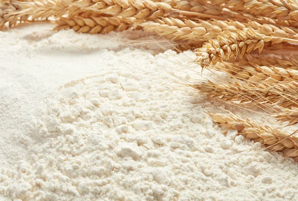 Espigas de trigo no montão de farinha — Fotografia de Stock