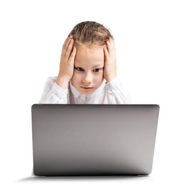 Dizüstü bilgisayarı olan küçük kız