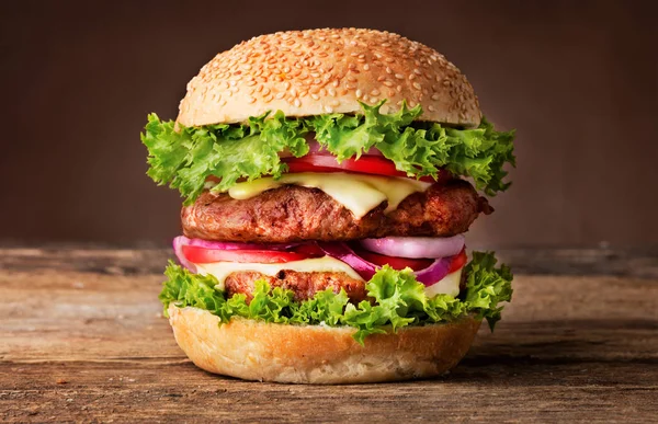 Burger mare pe lemn — Fotografie, imagine de stoc