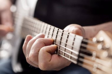 parmakları gitar çalmak