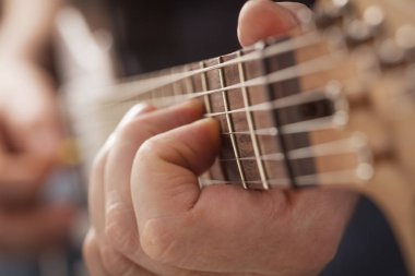 parmakları gitar çalmak