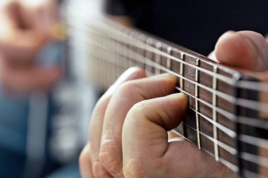 parmakları gitar çalmak