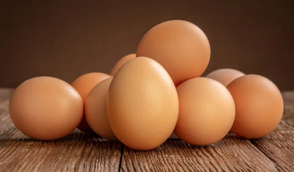 Juego de huevos en madera — Foto de Stock