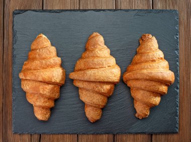 Taze pişmiş kruvasan.