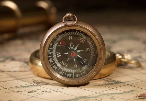 Античний компас, скляний посуд на карті — стокове фото