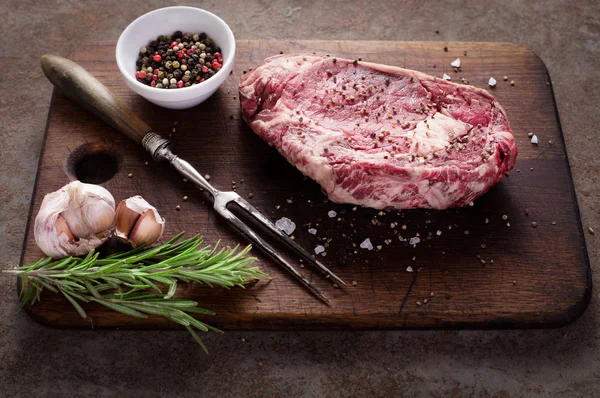 Ακατέργαστη rib-eye steak — Φωτογραφία Αρχείου