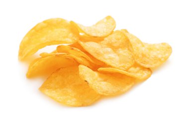 Beyaz arka planda izole edilmiş patates cipsi yığını