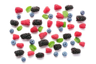 böğürtlen, yaban mersini ve beyaz arka plan üzerinde ahududu