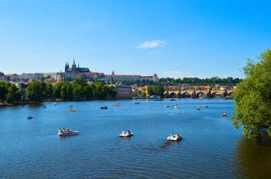 Prag. Charles Köprüsü. Nehri Vltava.