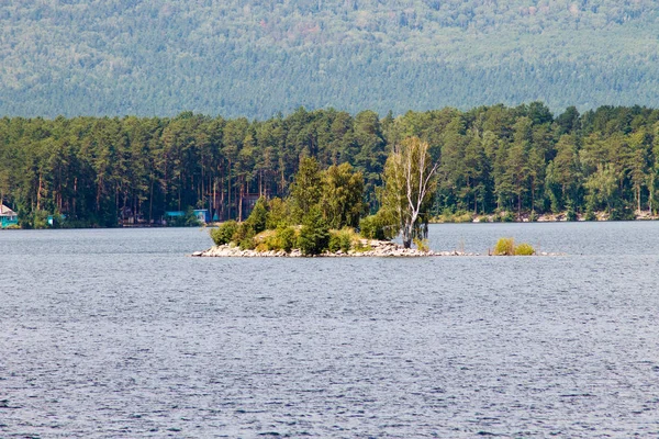 Île Sur Lac Turgoya — Photo