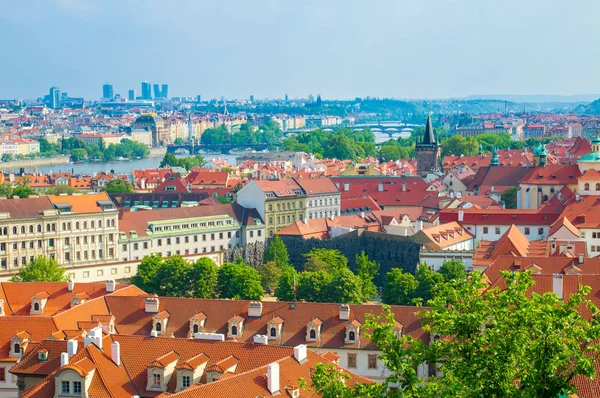 Çek Cumhuriyeti. Prag. Dağın üzerinden kentin genel görünümü.