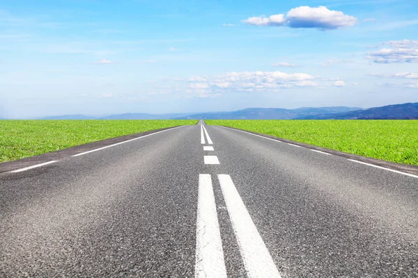 Estrada Asfalto Entre Verde Sob Céu Azul Conceito Viagem — Fotografia de Stock