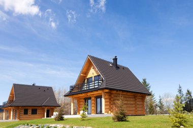 Geleneksel ahşap dağ evi yeşil sahada 