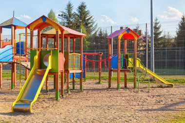 Parktaki renkli oyun parkı