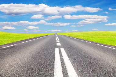 Asfalt yol, çayır ve gökyüzü. Yolun reklam için tasarlanmıştır