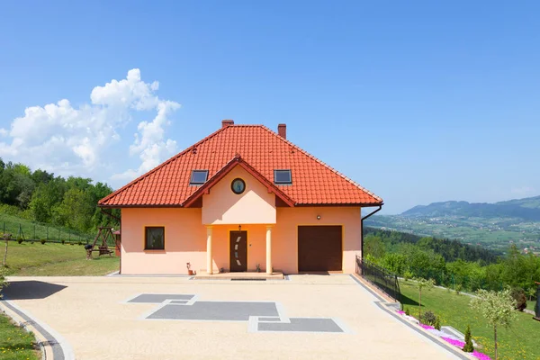 Una Hermosa Casa Nueva Construcción Patio Con Césped Verde Camino — Foto de Stock