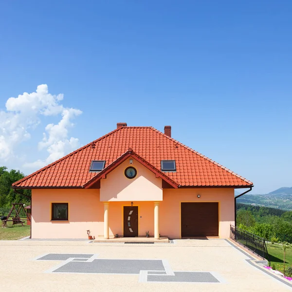 Una Hermosa Casa Nueva Construcción Patio Con Césped Verde Camino — Foto de Stock