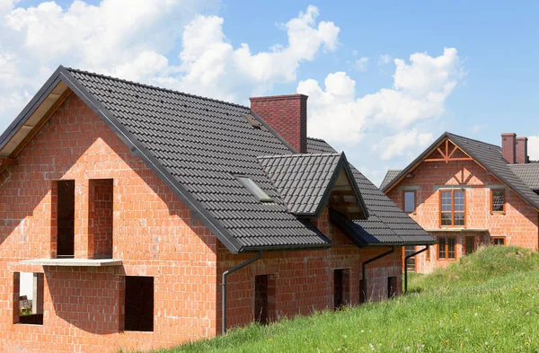 Nieuwe Woningen Gemaakt Groene Heuvels Landelijke Omgeving Stockafbeelding