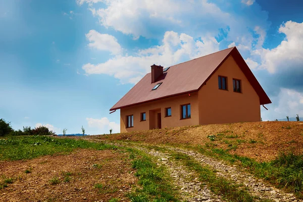 Nueva Casa Familiar Colina Bajo Cielo Luminoso — Foto de Stock