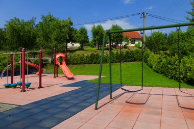 Doğa arasında çocuklar için oyun alanı