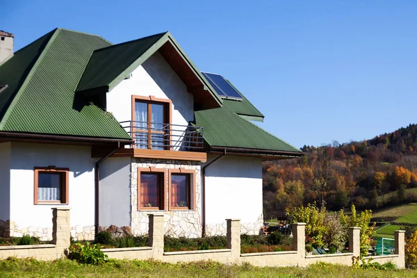 Nueva Casa Con Paneles Solares Casa Con Techo Verde Las — Foto de Stock