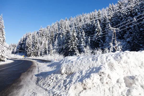 Klikaté Asfaltové Silnice Zimě Bezpečnost Cestách Závěje Cestě — Stock fotografie