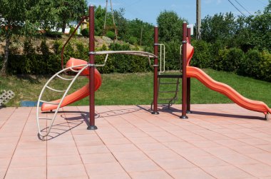 Oyun alanında Silides.