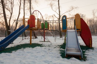 Gün batımında kışın bir oyun alanı