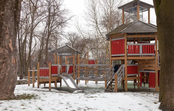 Modern Fából Készült Játszótér Téli Szezonban Kisgyermekek Számára Természetes Keret — Stock Fotó
