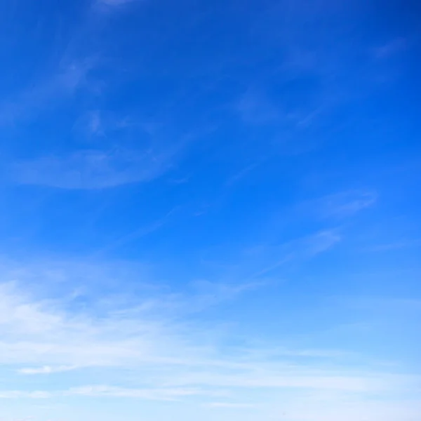 Idealne tło reklamowe błękitne niebo — Zdjęcie stockowe