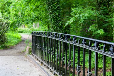  Parktaki köprü. Sahte el yapımı çubuklar. Köprü perspektifi ile parkta Alley