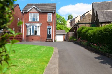 Tipik İngiliz tek aile ev büyük bir driveway ile kırmızı tuğla inşa