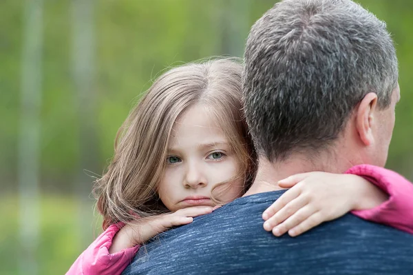 Портрет грустной дочери, обнимающей отца — стоковое фото