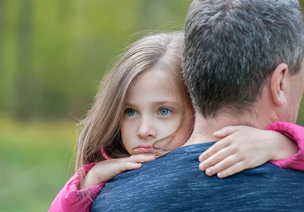 Портрет грустной дочери, обнимающей отца — стоковое фото