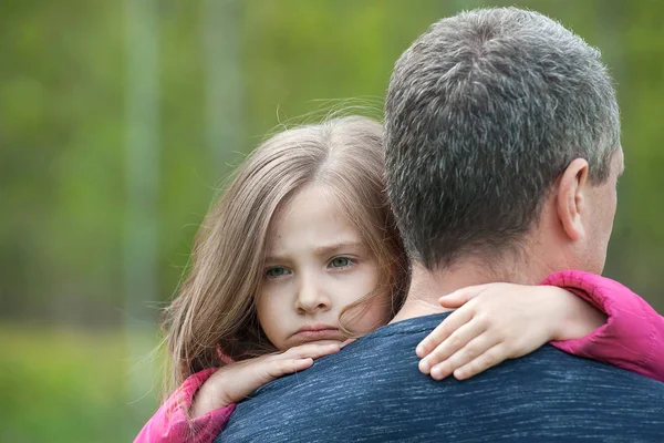 一个伤心的女儿抱着她的父亲的画像 — 图库照片