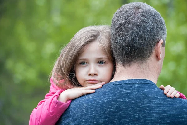 Portrait d'une fille triste embrassant son père — Photo