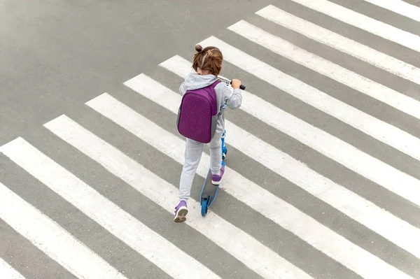 Scooter 'ı taşıyan liseli kız okula giderken yolda karşıdan karşıya geçti. Zebra trafiği şehrin öbür ucunda. Yaya geçidinden geçen bir yaya. Sırt çantalı şık bir çocuk. Yol kullanıcıları için güvenlik kavramı